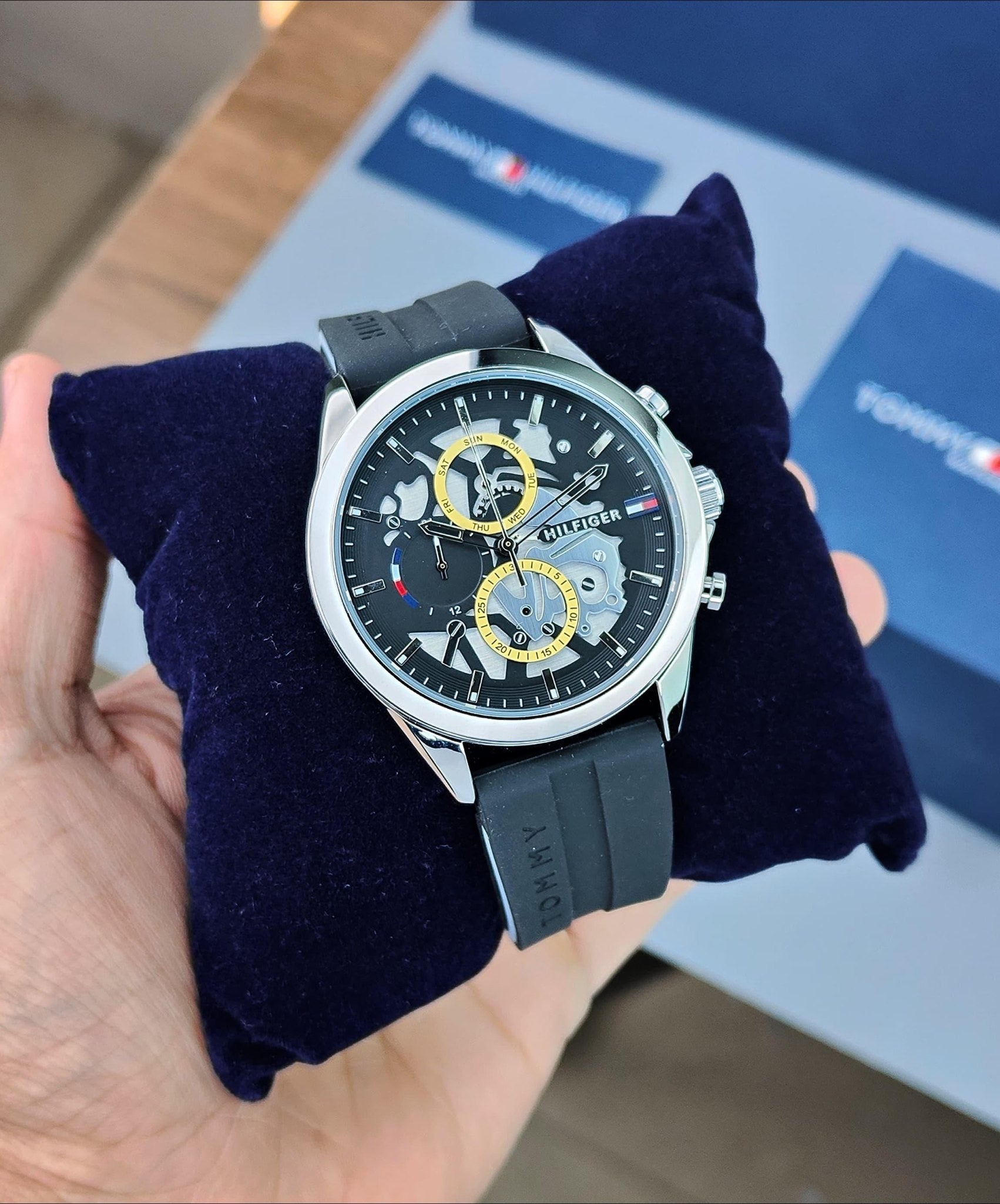 TOMM_Y HILFIGER MEN’S STYLISH BLACK WATCH