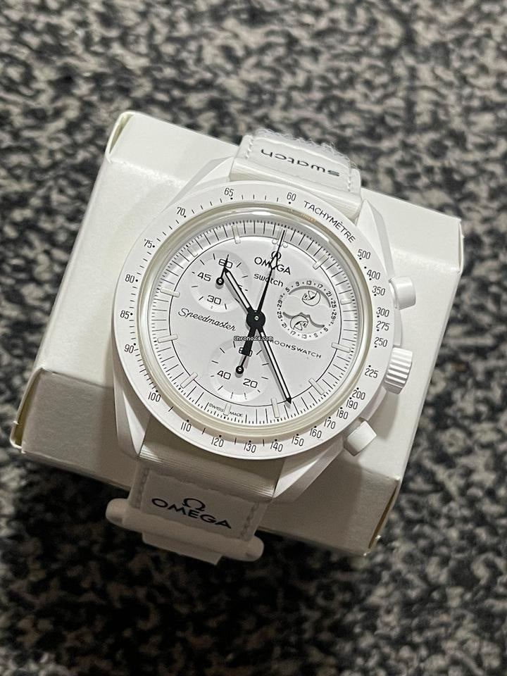 Slim Design Acetate Speed Master Watch With Polished Look
